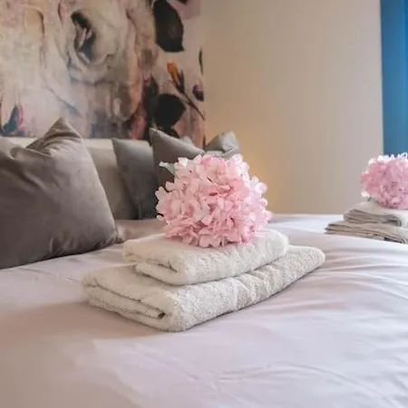 Flower Gardens Estepona, Close To Historic Centre アパート